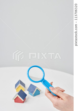 放大鏡指向房屋模型 113706320