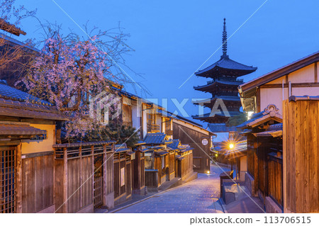 春天的京都夜櫻花和八坂塔 春天的京都夜櫻花和八坂塔 113706515