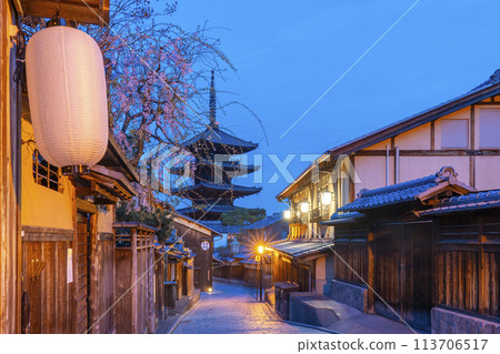 春天的京都夜櫻花和八坂塔 113706517