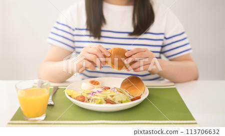 Teenage girl eating breakfast 113706632