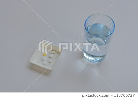 喝藥和水 113706727