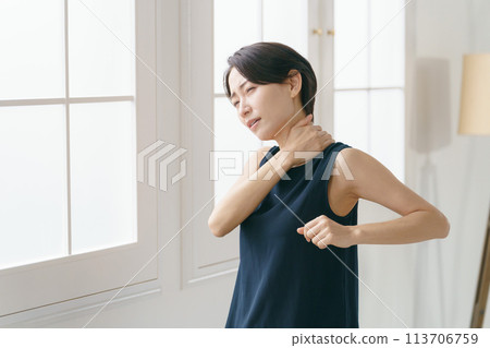 A woman in her 30s suffering from stiff shoulders A woman in her 30s suffering from stiff shoulders 113706759