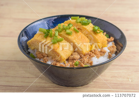 Egg roll and minced meat bowl 113707072