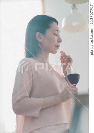 vino, wein, female 113707797
