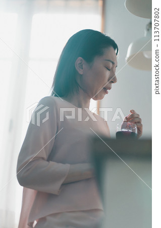 kitchen, kitchens, female 113707802