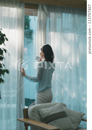 female, lady, woman 113707807