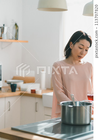 kitchen, kitchens, female 113707820