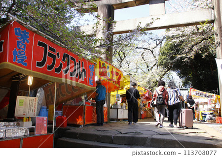 The approach to the shrine is lined with festival stalls. This year, more and more foreign tourists are flocking to the shrine to enjoy eating their way around. The approach to the shrine is lined with festival stalls. This year, more and more foreign tourists are flocking to the shrine to enjoy eating their way around. 113708077
