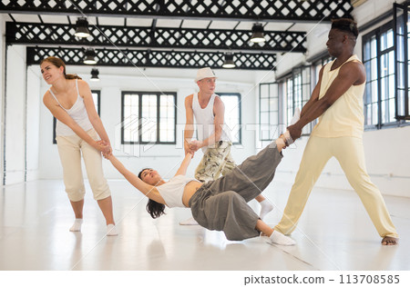 Group artists rehearsing spectacle scene 113708585