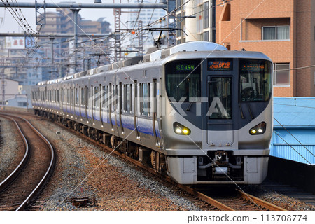 大阪環狀線運行 8 輛 225 系列關西機場/紀週寺快速列車 113708774