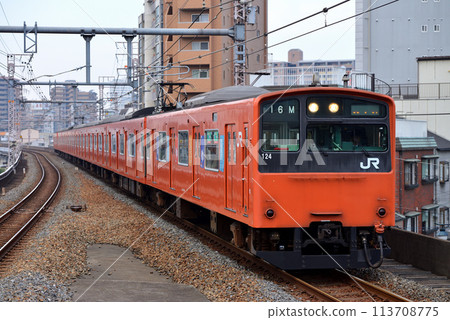 大阪環狀線運行的201系列外環普通列車8輛編組 113708775