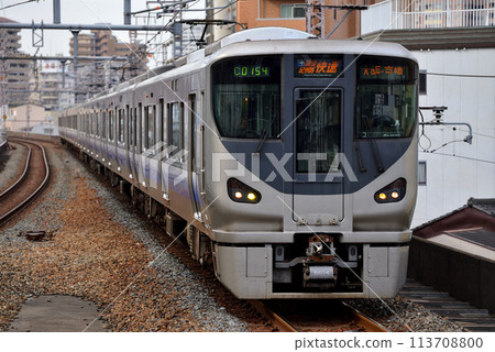 大阪環狀線運行 8 輛 225 系列關西機場/紀週寺快速列車 113708800