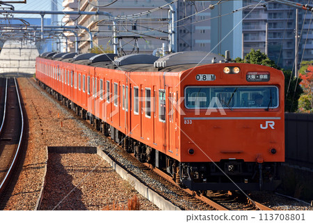 櫻島線運行的103系普通列車的8節車廂 櫻島線運行的103系普通列車的8節車廂 113708801