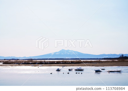 Mt. Shari and Lake Tofutsu, morning scenery, Hokkaido Mt. Shari and Lake Tofutsu, morning scenery, Hokkaido 113708984