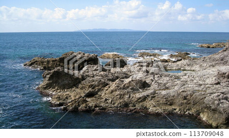 春天平靜的日本海、礁石、藍天和淡島 113709048