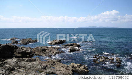 春天平靜的日本海、礁石、藍天和淡島 113709062