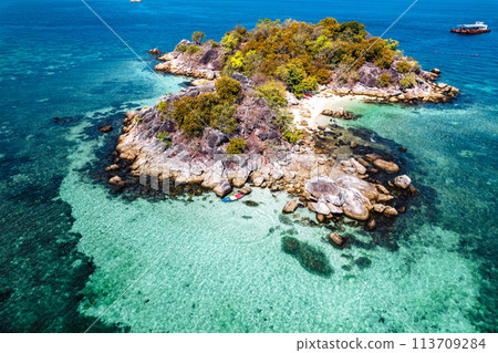 Aerial view of  island and clear water 113709284