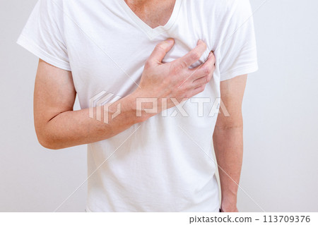 Man holding his left chest 113709376