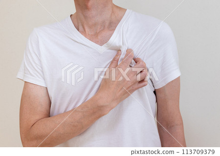 一個男人用手握住他的左乳房 一個男人用手握住他的左乳房 113709379