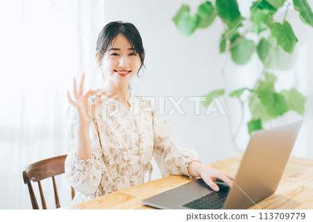 在家使用個人計算機的婦女 113709779