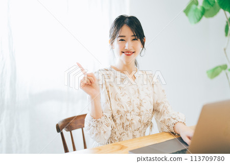 在家使用個人計算機的婦女 113709780