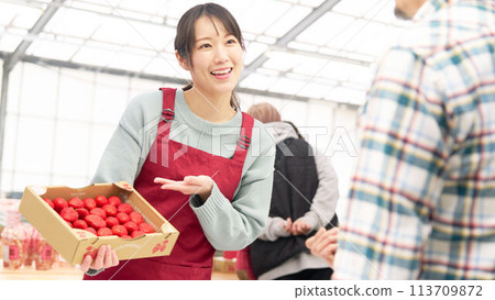 年輕女性銷售人員微笑著與顧客交談 113709872
