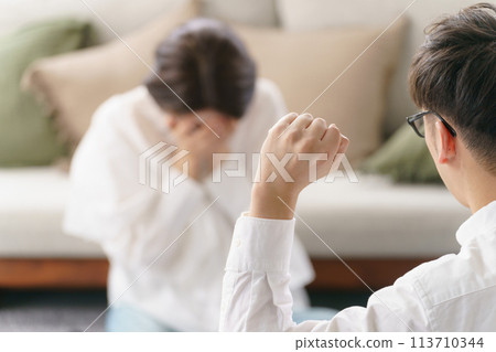舉起拳頭的男人 113710344