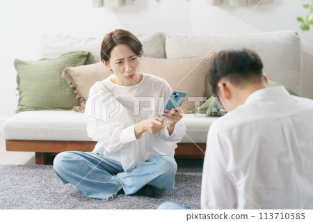 夫妻倆在客廳吵架 113710385