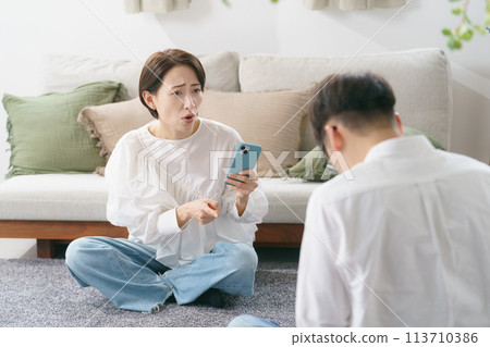 夫妻倆在客廳吵架 113710386