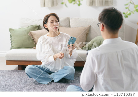 夫妻倆在客廳吵架 113710387