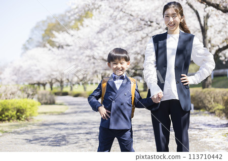 Elementary school entrance image parent and child Elementary school entrance image parent and child 113710442