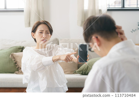 夫妻倆在客廳吵架 113710484