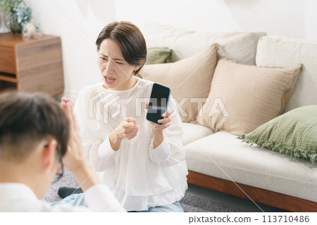 夫妻倆在客廳吵架 夫妻倆在客廳吵架 113710486