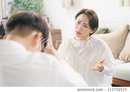 夫妻倆在客廳吵架 113710525