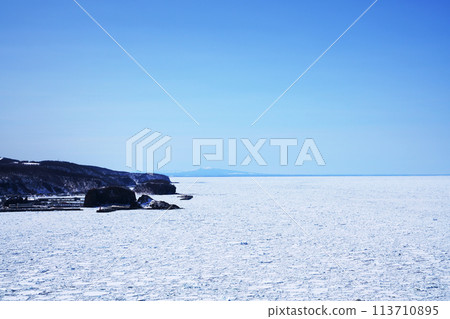 The Sea of Okhotsk, filled with drift ice, Hokkaido 113710895