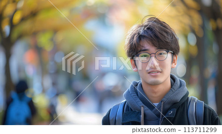 秋天公園裡戴眼鏡的男人 秋天公園裡戴眼鏡的男人 113711299