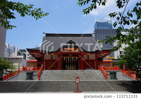 花園稻荷神社映襯藍天 6月 新宿426 花園神社與歌舞伎町塔/花園稻荷神社 113711335