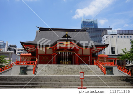 Hanazono Inari Shrine shining against the blue sky June Shinjuku 427 Hanazono Shrine and Kabukicho Tower Hanazono Inari Shrine 113711336