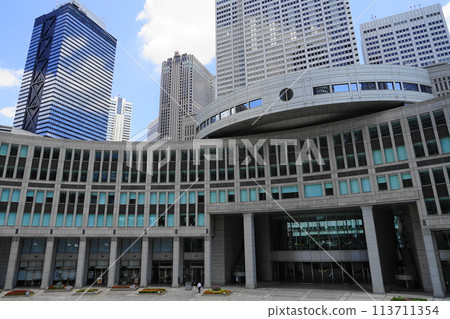 從東京都廳大樓看東京都廳舍 六月新宿438新宿三井大廈及東京都廳廳堂/新宿副中心 113711354