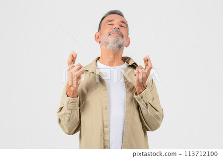 Man showing crossed fingers for good luck Man showing crossed fingers for good luck 113712100