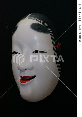Mask representing the youngest woman 1 113712321