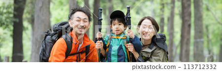 親子健行、家庭攀爬或綠地健行、夏季休閒和戶外郊遊的形象 113712332