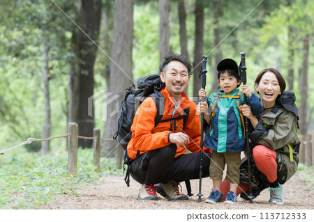 親子健行、家庭攀爬或綠地健行、夏季休閒和戶外郊遊的形象 親子健行、家庭攀爬或綠地健行、夏季休閒和戶外郊遊的形象 113712333