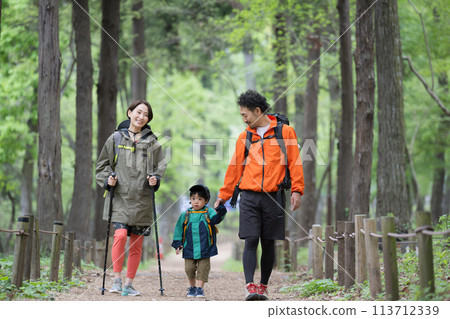 親子健行、家庭攀爬或綠地健行、夏季休閒和戶外郊遊的形象 113712339