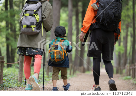 親子健行、家庭攀爬或綠地健行、夏季休閒和戶外郊遊的形象 親子健行、家庭攀爬或綠地健行、夏季休閒和戶外郊遊的形象 113712342