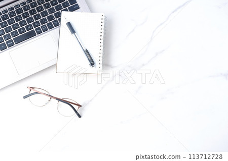 在筆記本電腦上進行辦公桌工作的圖像 在筆記本電腦上進行辦公桌工作的圖像 113712728