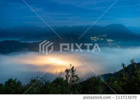 The quiet sea of clouds gives people a mysterious and unpredictable feeling. The quiet sea of clouds gives people a mysterious and unpredictable feeling. 113713070