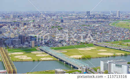 從千葉縣市川市看到的江戶川區和東京城市景觀 從千葉縣市川市看到的江戶川區和東京城市景觀 113713316