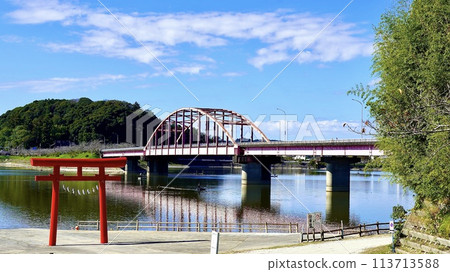 千葉縣市原市高瀧湖的鳥居和鴨橋 113713588