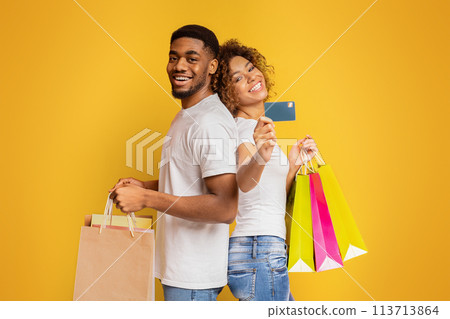 Young black couple with shopping bags and credit card 113713864